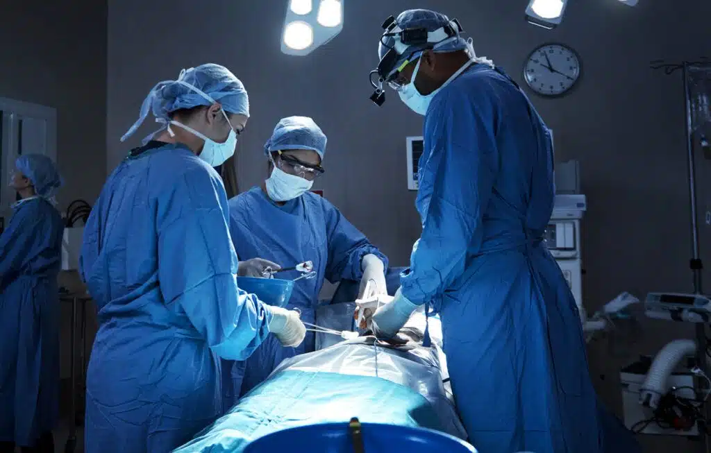 Un cirujano estético certificado por la Junta Estadounidense de Cirugía Estética para realizar procedimientos seguros para el paciente.
