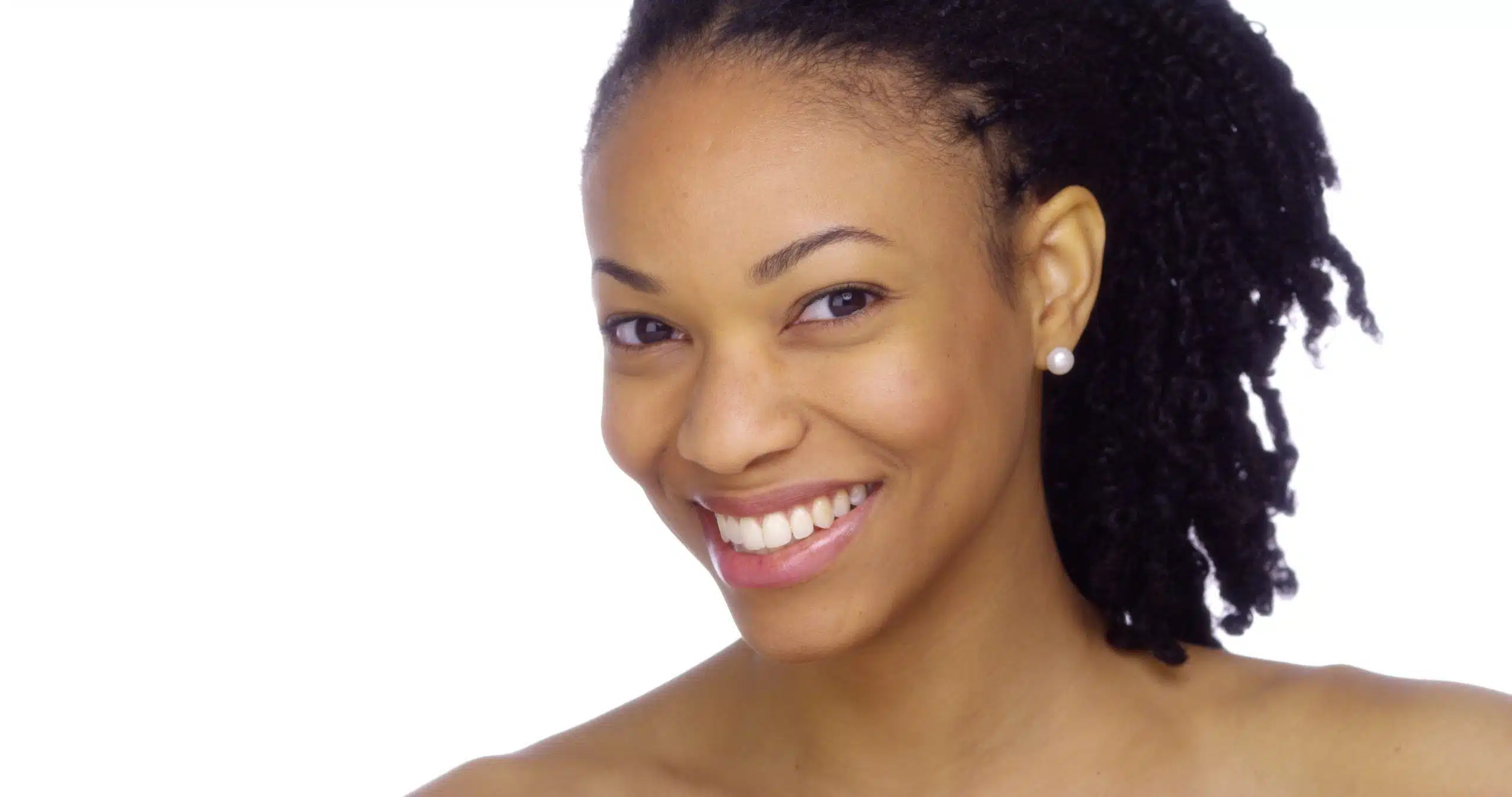 Una mujer negra sonriente con una piel bonita