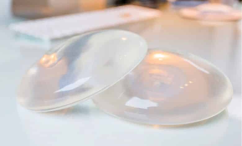Dos implantes mamarios que siguen las nuevas pautas de implantes mamarios de la FDA