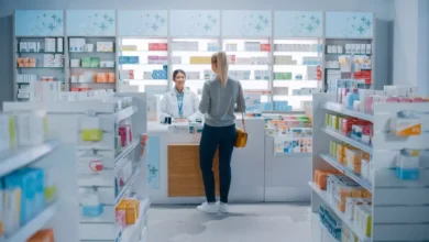 mujer en farmacia