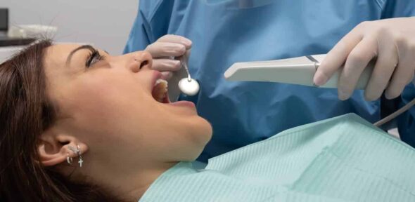 Tratamientos de Estética Dental-chica joven