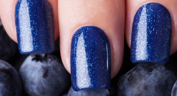 esmalte de uñas con purpurina azul