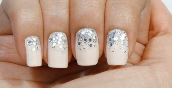 esmalte de uñas con purpurina blancas